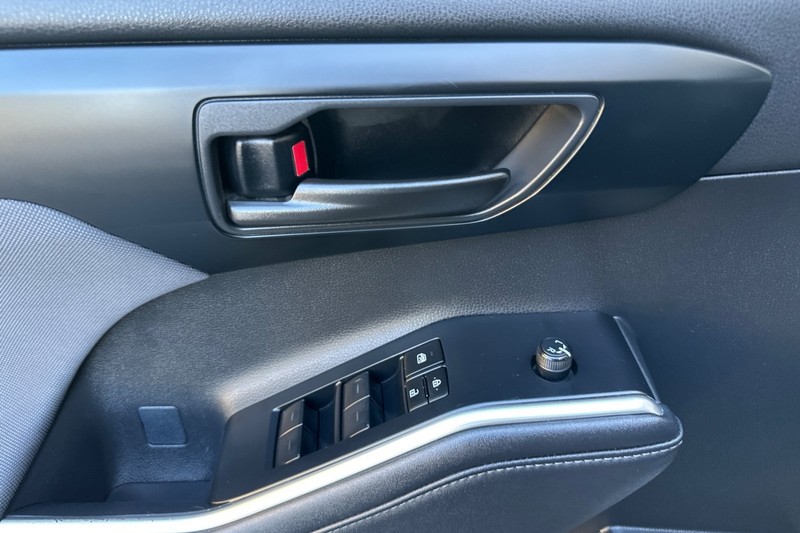 Toyota Highlander Vehicle Full-screen Gallery Image 11