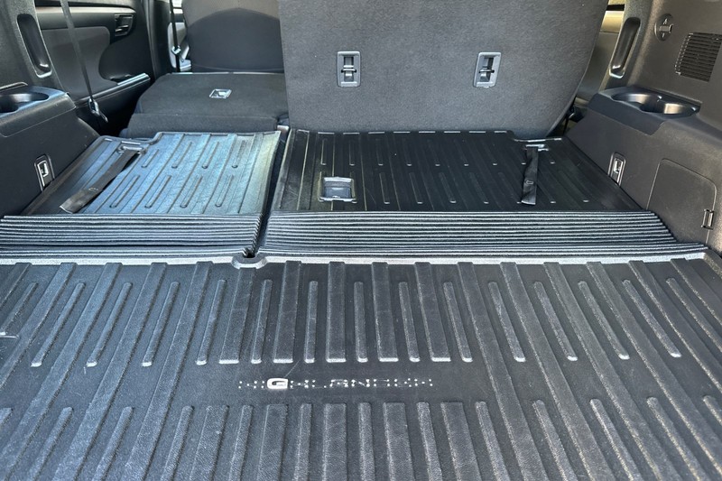 Toyota Highlander Vehicle Full-screen Gallery Image 16