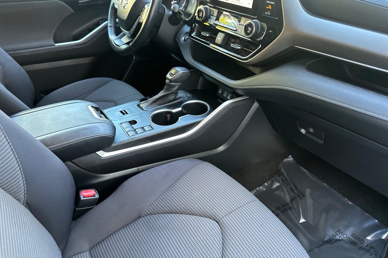 Toyota Highlander Vehicle Full-screen Gallery Image 17