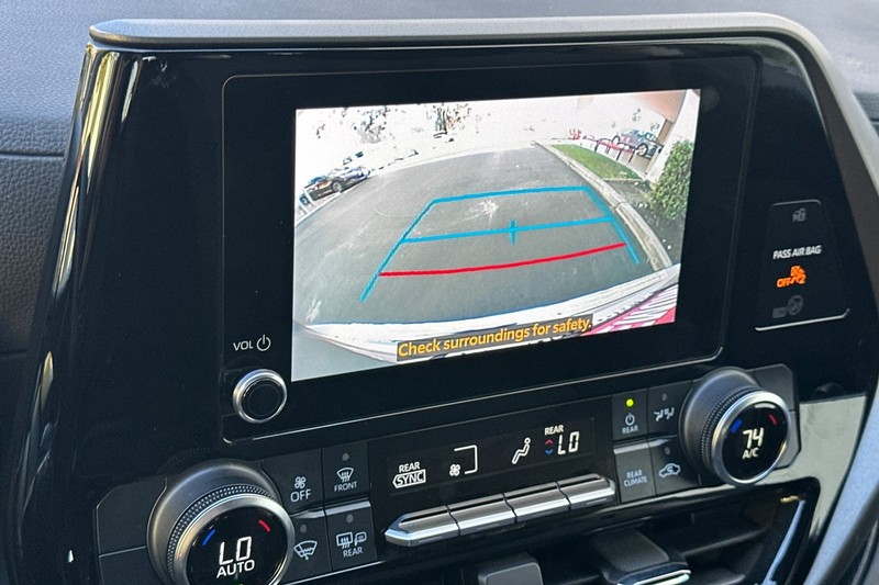 Toyota Highlander Vehicle Full-screen Gallery Image 20