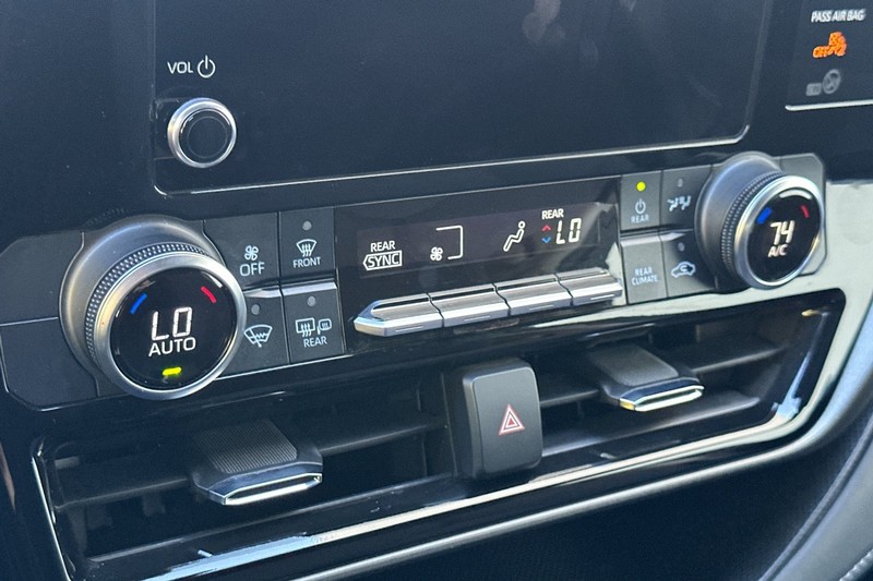 Toyota Highlander Vehicle Full-screen Gallery Image 21