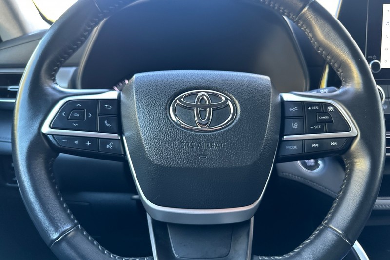 Toyota Highlander Vehicle Full-screen Gallery Image 24