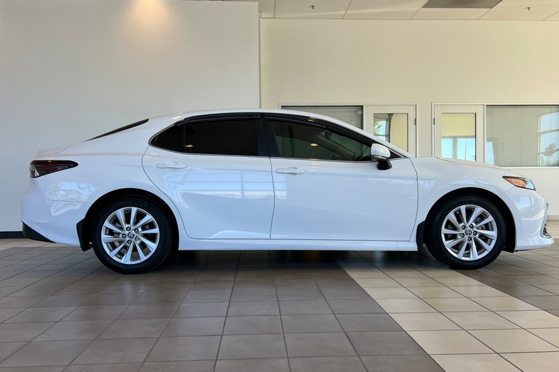 Toyota Camry Vehicle Full-screen Gallery Image 03