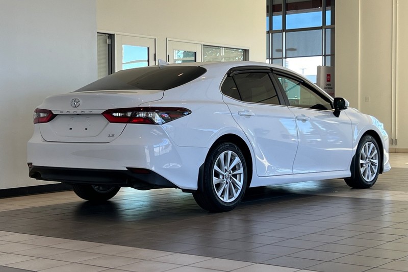 Toyota Camry Vehicle Full-screen Gallery Image 04