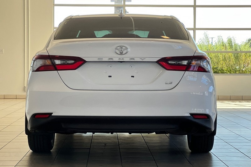 Toyota Camry Vehicle Full-screen Gallery Image 05