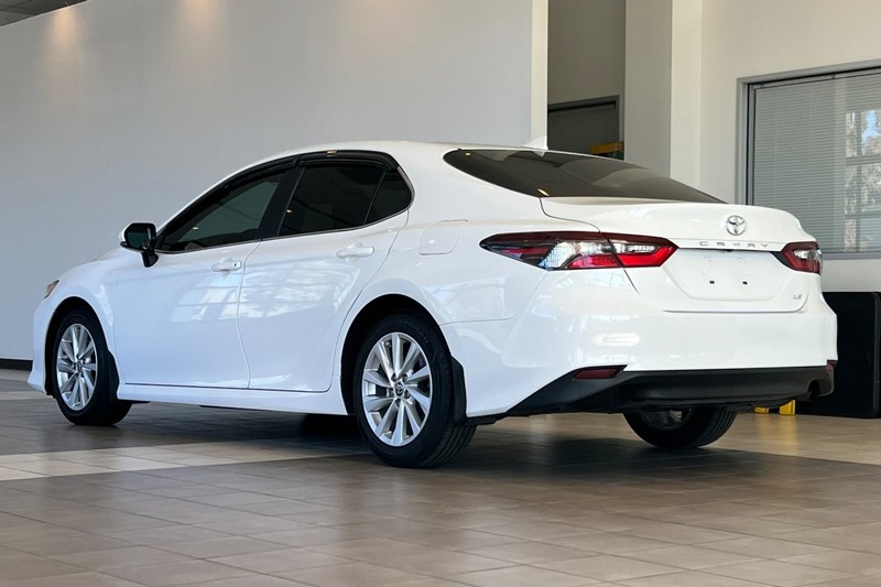 Toyota Camry Vehicle Full-screen Gallery Image 06