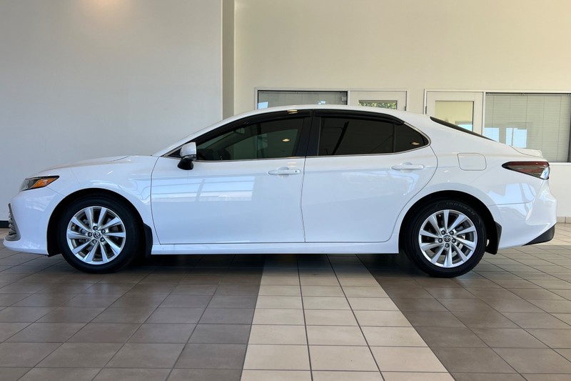 Toyota Camry Vehicle Full-screen Gallery Image 07