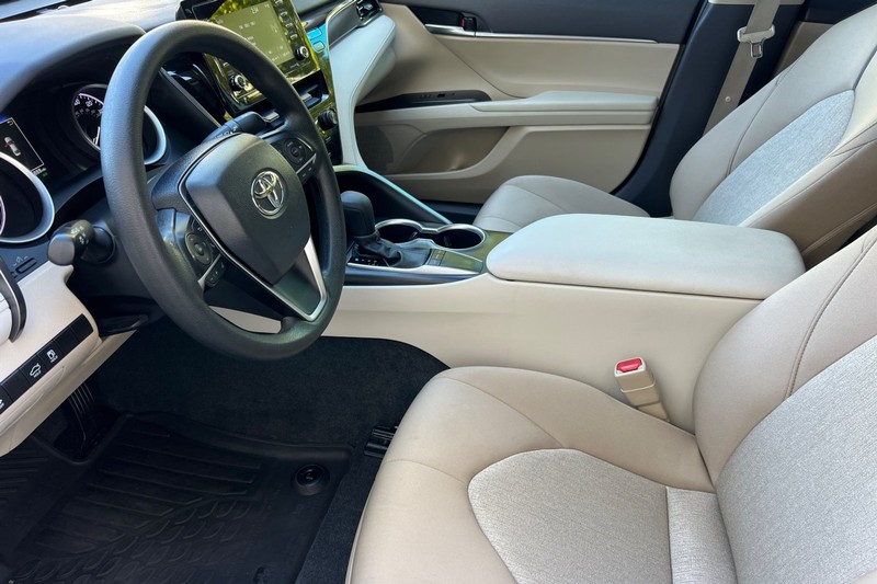 Toyota Camry Vehicle Full-screen Gallery Image 10