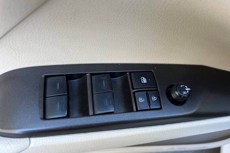 Toyota Camry Vehicle Full-screen Gallery Image 11