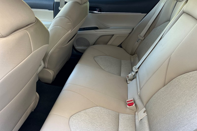 Toyota Camry Vehicle Full-screen Gallery Image 12