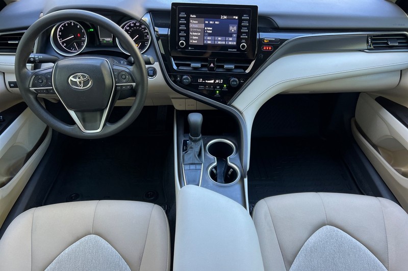 Toyota Camry Vehicle Full-screen Gallery Image 13