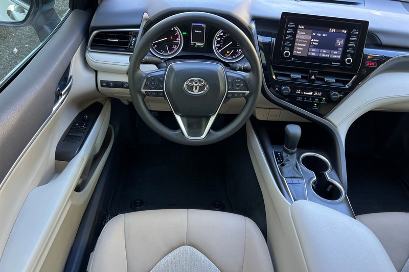 Toyota Camry Vehicle Full-screen Gallery Image 14