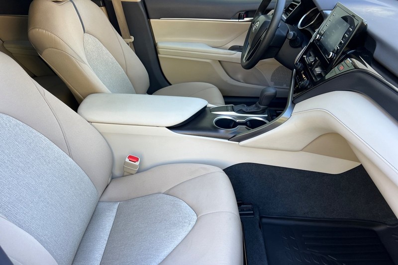 Toyota Camry Vehicle Full-screen Gallery Image 15