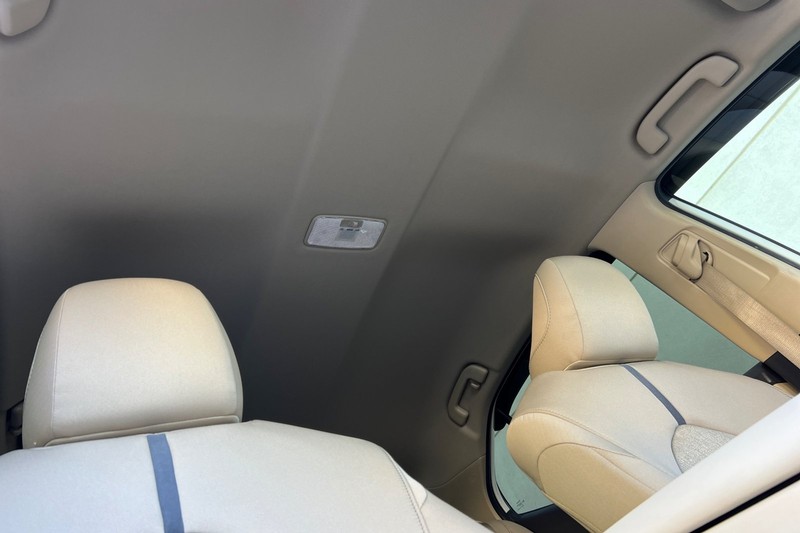 Toyota Camry Vehicle Full-screen Gallery Image 16