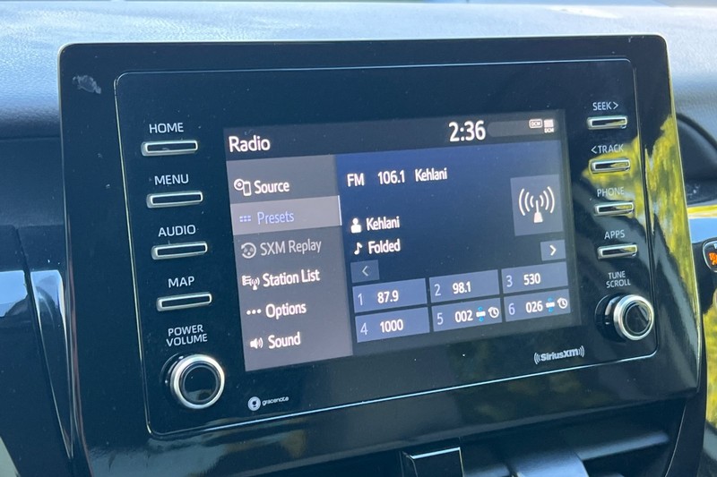 Toyota Camry Vehicle Full-screen Gallery Image 17