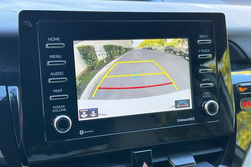 Toyota Camry Vehicle Full-screen Gallery Image 18