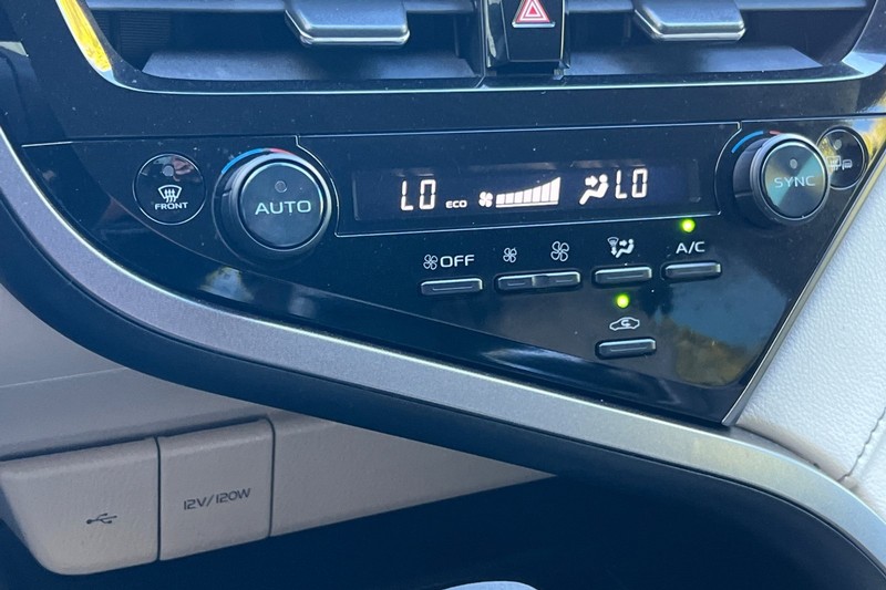 Toyota Camry Vehicle Full-screen Gallery Image 19