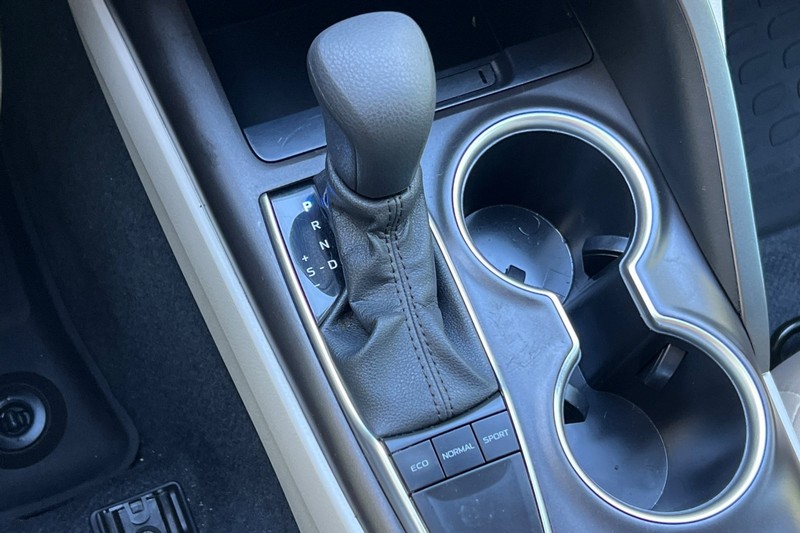 Toyota Camry Vehicle Full-screen Gallery Image 20