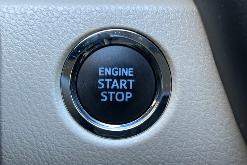 Toyota Camry Vehicle Full-screen Gallery Image 21