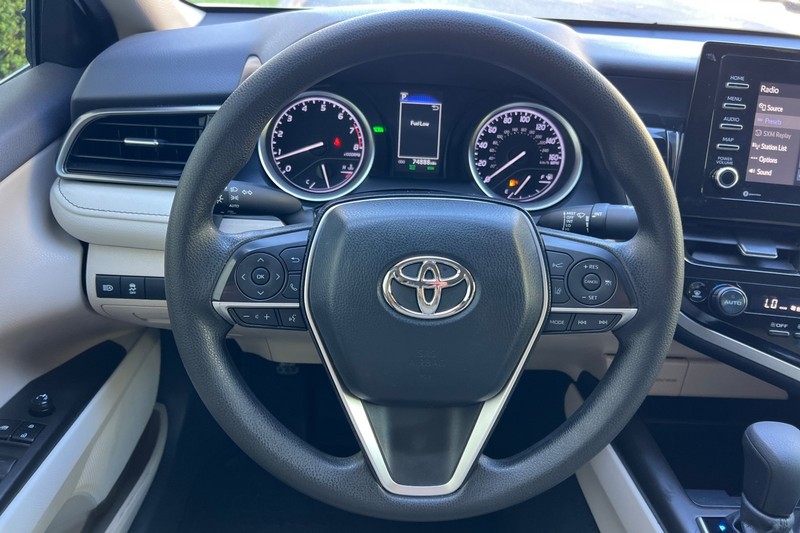 Toyota Camry Vehicle Full-screen Gallery Image 22