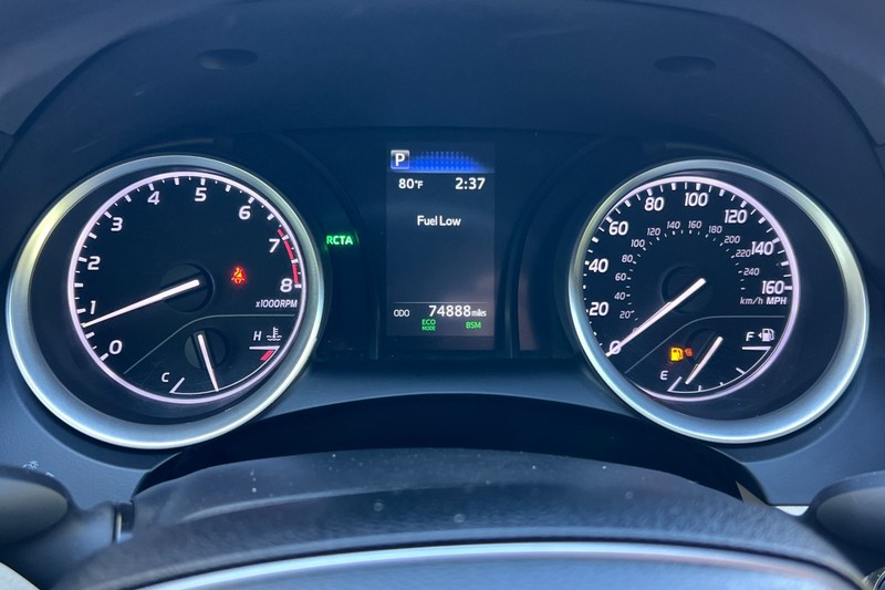 Toyota Camry Vehicle Full-screen Gallery Image 23