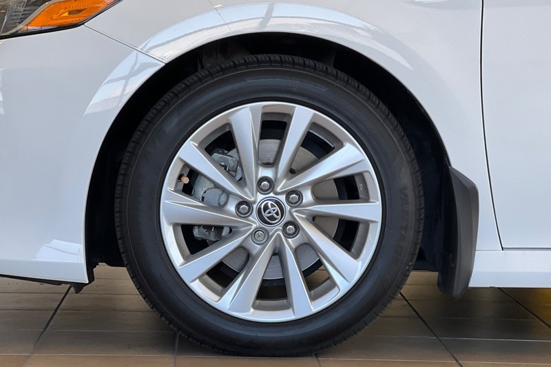 Toyota Camry Vehicle Full-screen Gallery Image 25