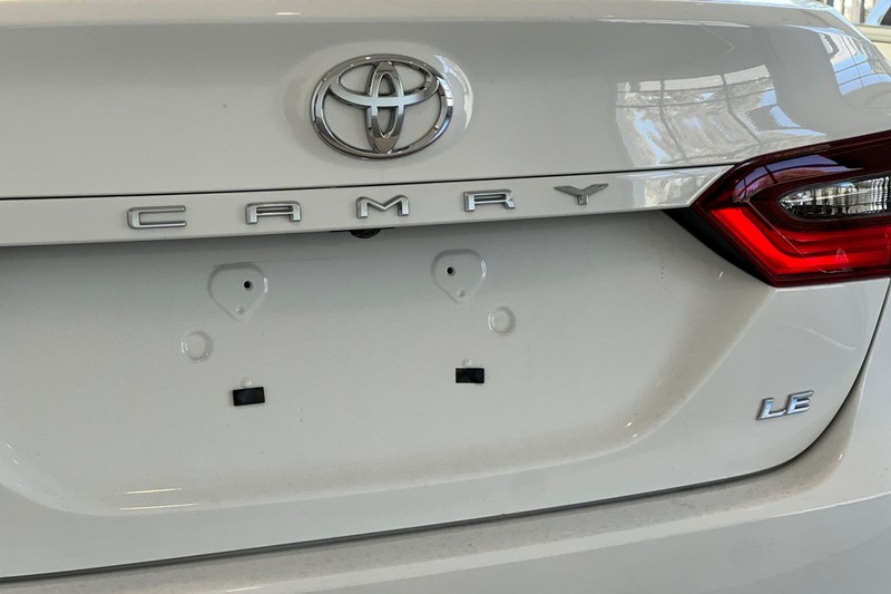 Toyota Camry Vehicle Full-screen Gallery Image 26