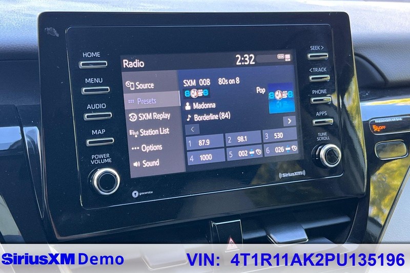 Toyota Camry Vehicle Full-screen Gallery Image 27