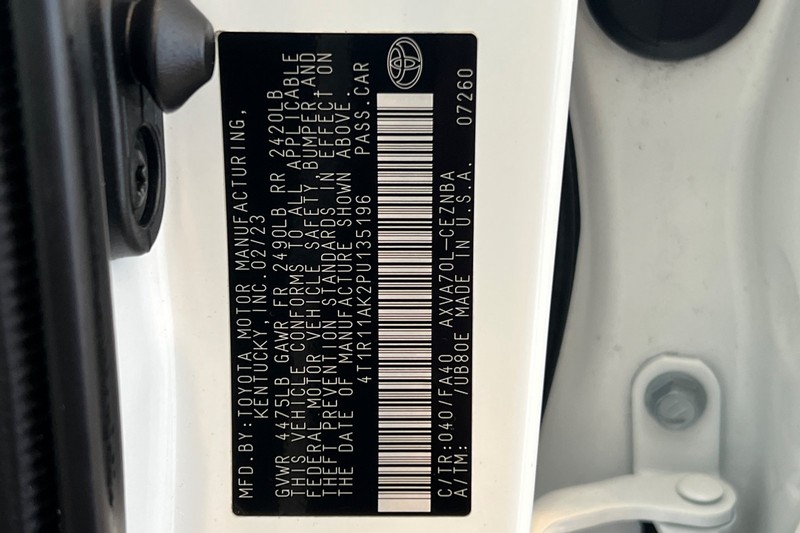 Toyota Camry Vehicle Full-screen Gallery Image 28