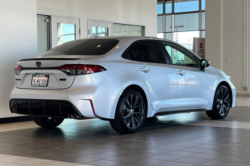 Toyota Corolla Vehicle Full-screen Gallery Image 04