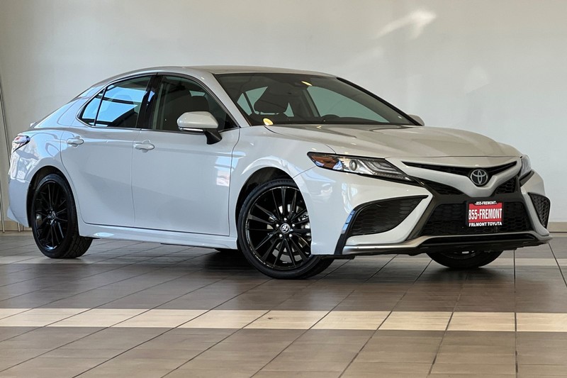 Toyota Camry Vehicle Full-screen Gallery Image 02