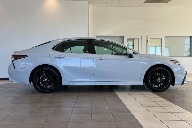 Toyota Camry Vehicle Full-screen Gallery Image 03