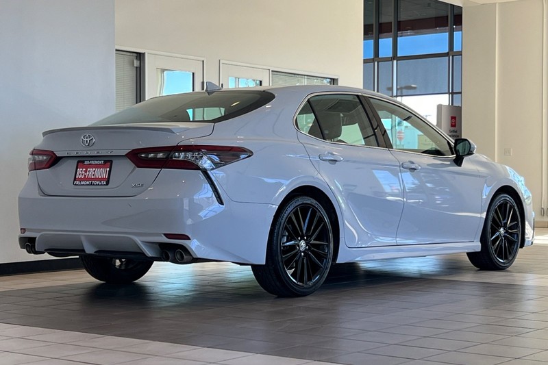 Toyota Camry Vehicle Full-screen Gallery Image 04