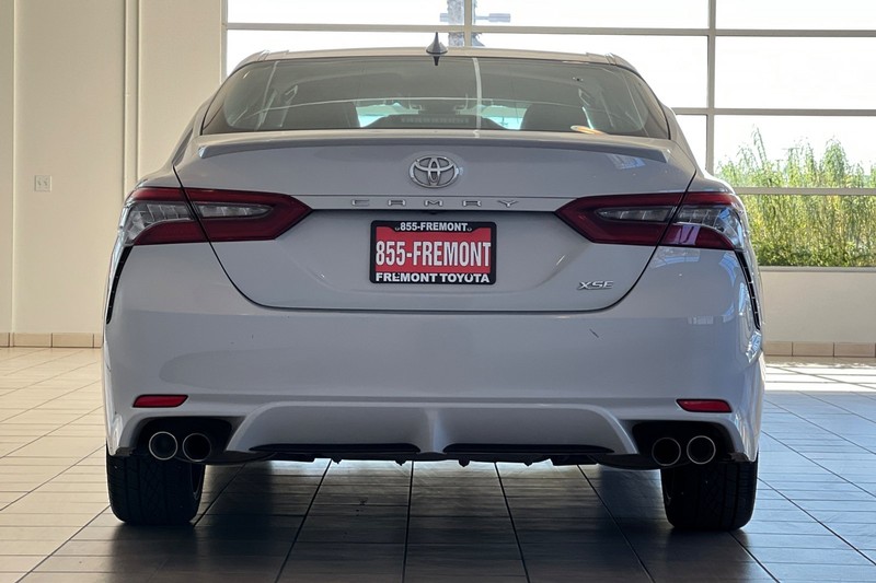 Toyota Camry Vehicle Full-screen Gallery Image 05