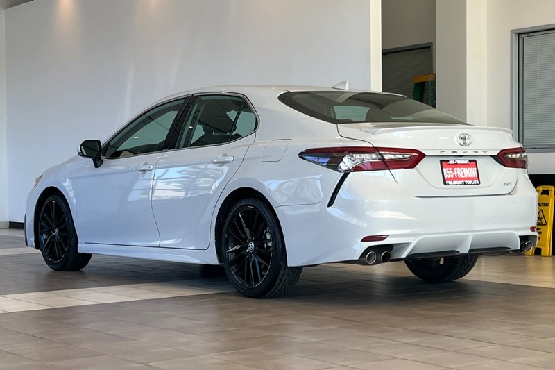 Toyota Camry Vehicle Full-screen Gallery Image 06