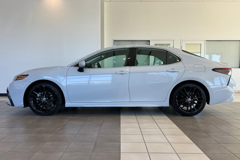 Toyota Camry Vehicle Full-screen Gallery Image 07