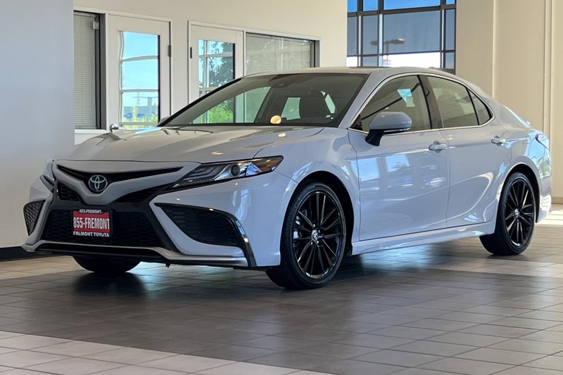 Toyota Camry Vehicle Full-screen Gallery Image 08