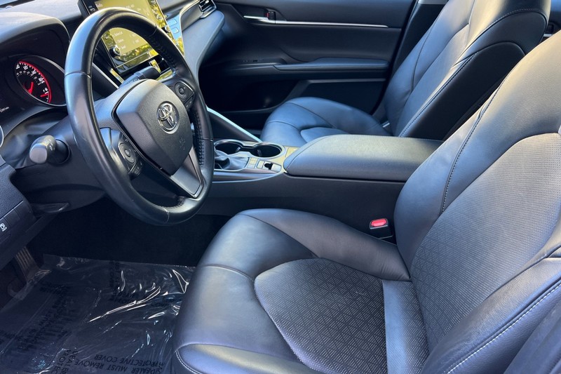 Toyota Camry Vehicle Full-screen Gallery Image 10