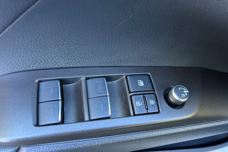 Toyota Camry Vehicle Full-screen Gallery Image 11