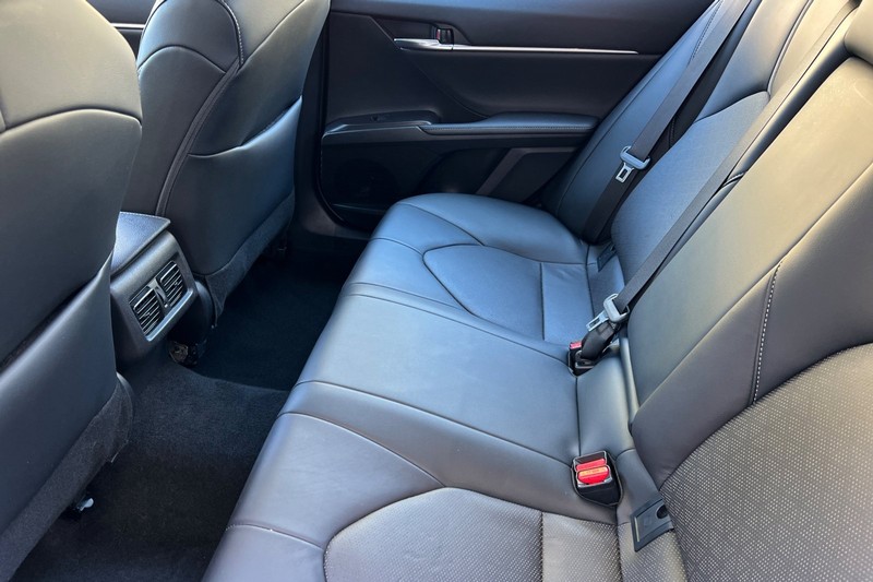 Toyota Camry Vehicle Full-screen Gallery Image 12