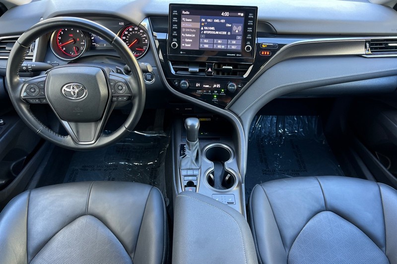 Toyota Camry Vehicle Full-screen Gallery Image 13