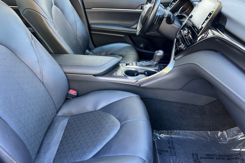 Toyota Camry Vehicle Full-screen Gallery Image 15