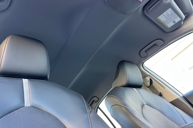 Toyota Camry Vehicle Full-screen Gallery Image 16