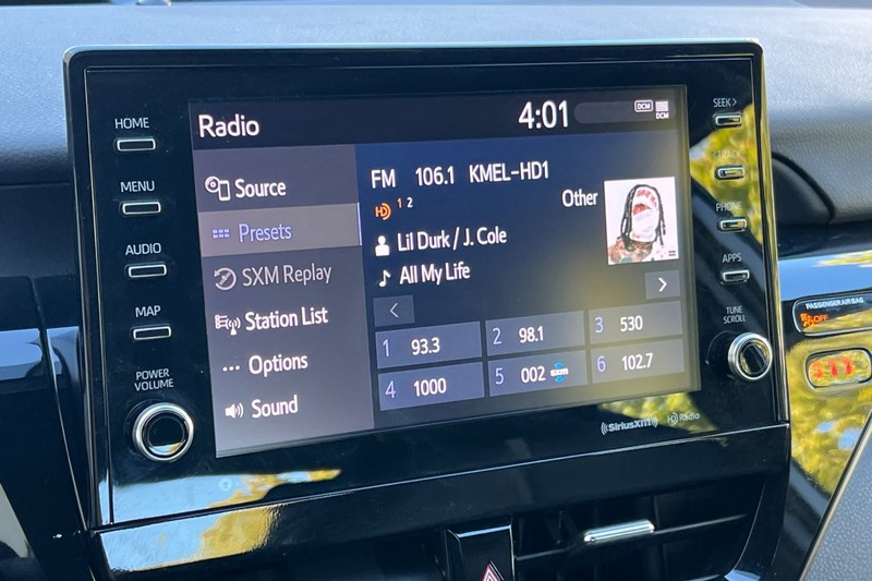 Toyota Camry Vehicle Full-screen Gallery Image 17