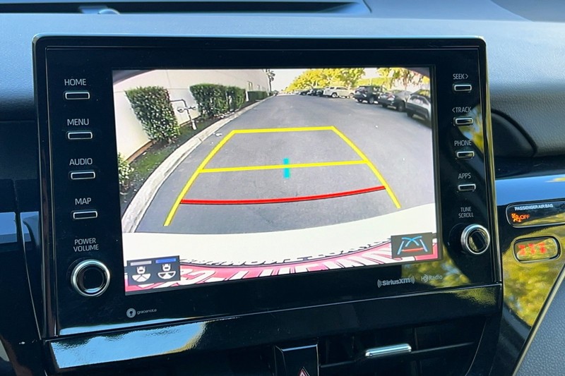 Toyota Camry Vehicle Full-screen Gallery Image 18