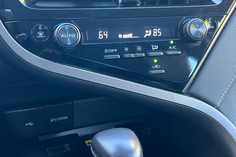 Toyota Camry Vehicle Full-screen Gallery Image 19