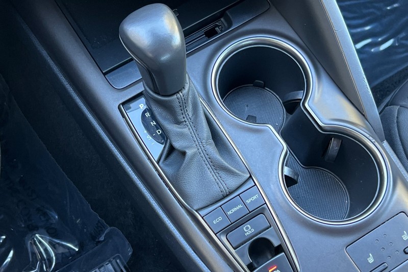 Toyota Camry Vehicle Full-screen Gallery Image 20