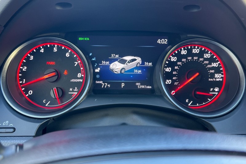 Toyota Camry Vehicle Full-screen Gallery Image 23