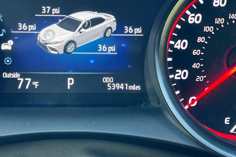 Toyota Camry Vehicle Full-screen Gallery Image 24