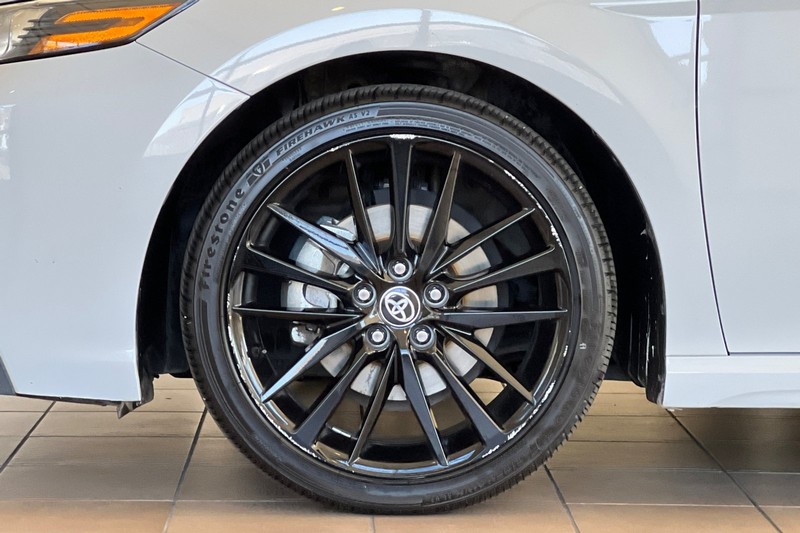 Toyota Camry Vehicle Full-screen Gallery Image 25